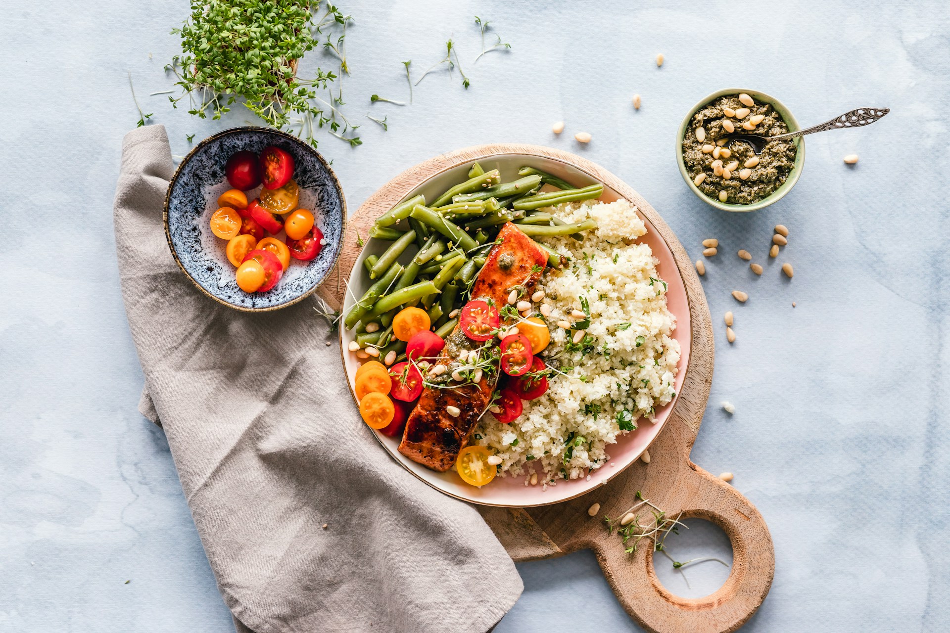 Prato com salmão, legumes e ingredientes frescos sobre uma bancada